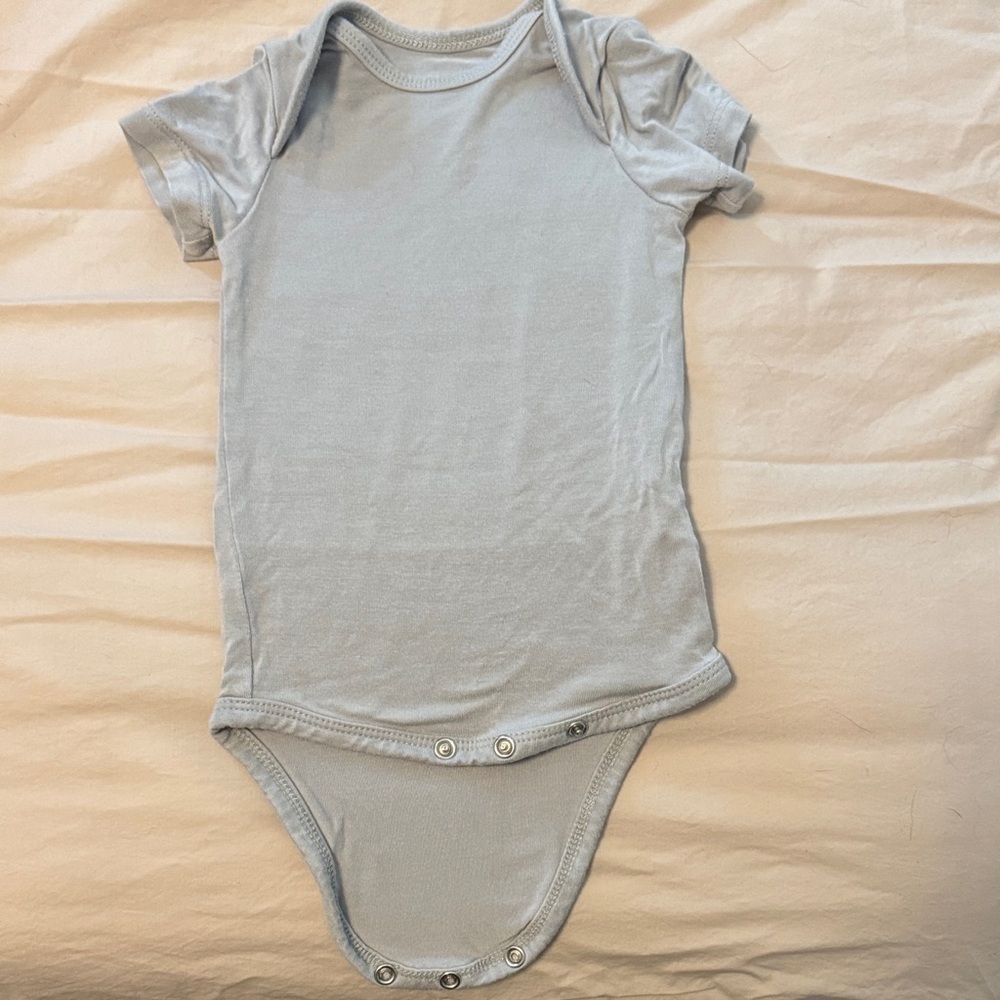 Kyte baby One-Piece Bodysuit in Light Blue 0-3mo